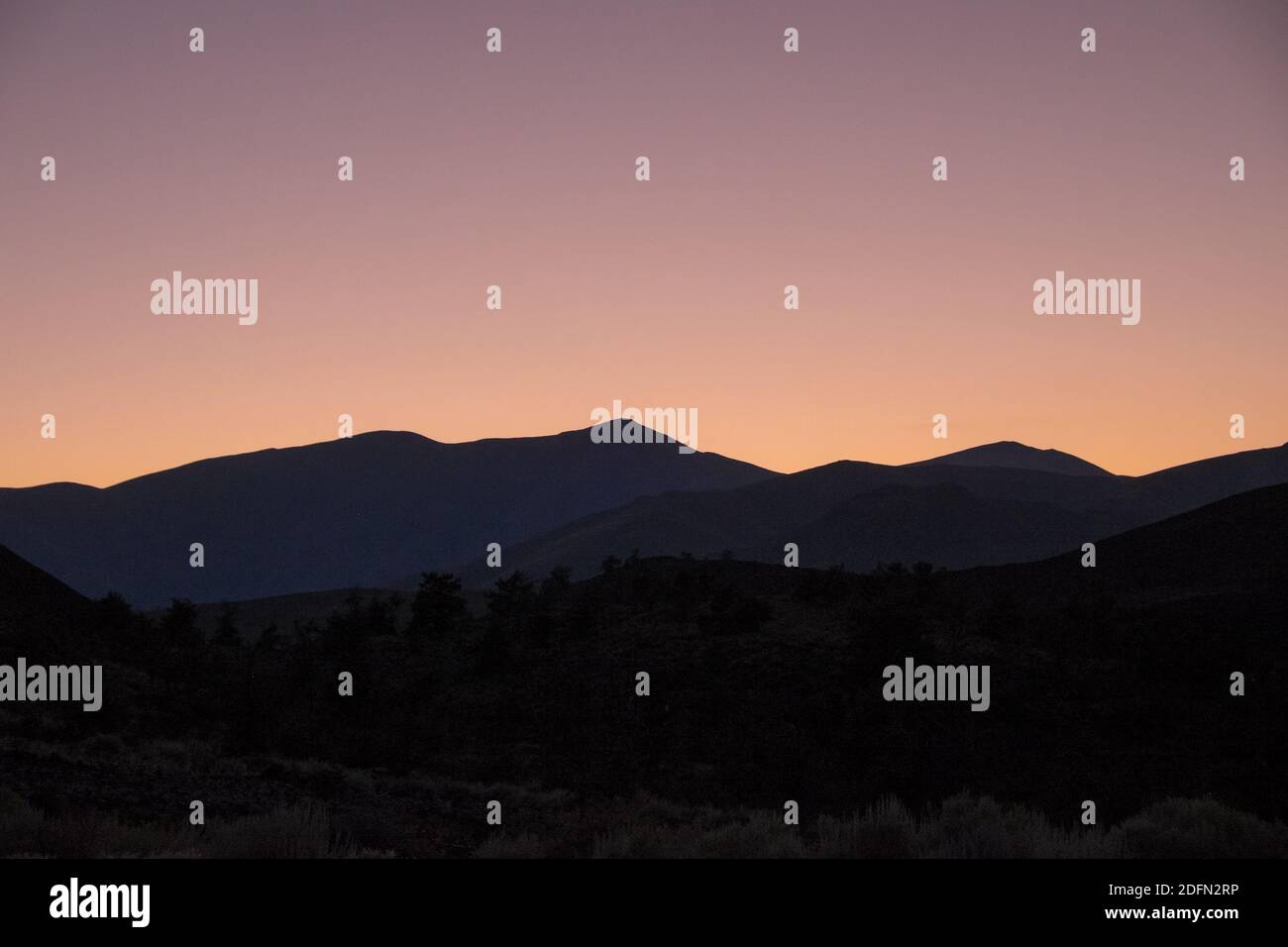 Crateri della Luna, Idaho, cielo serale sulle montagne, spazio vuoto per la copia Foto Stock