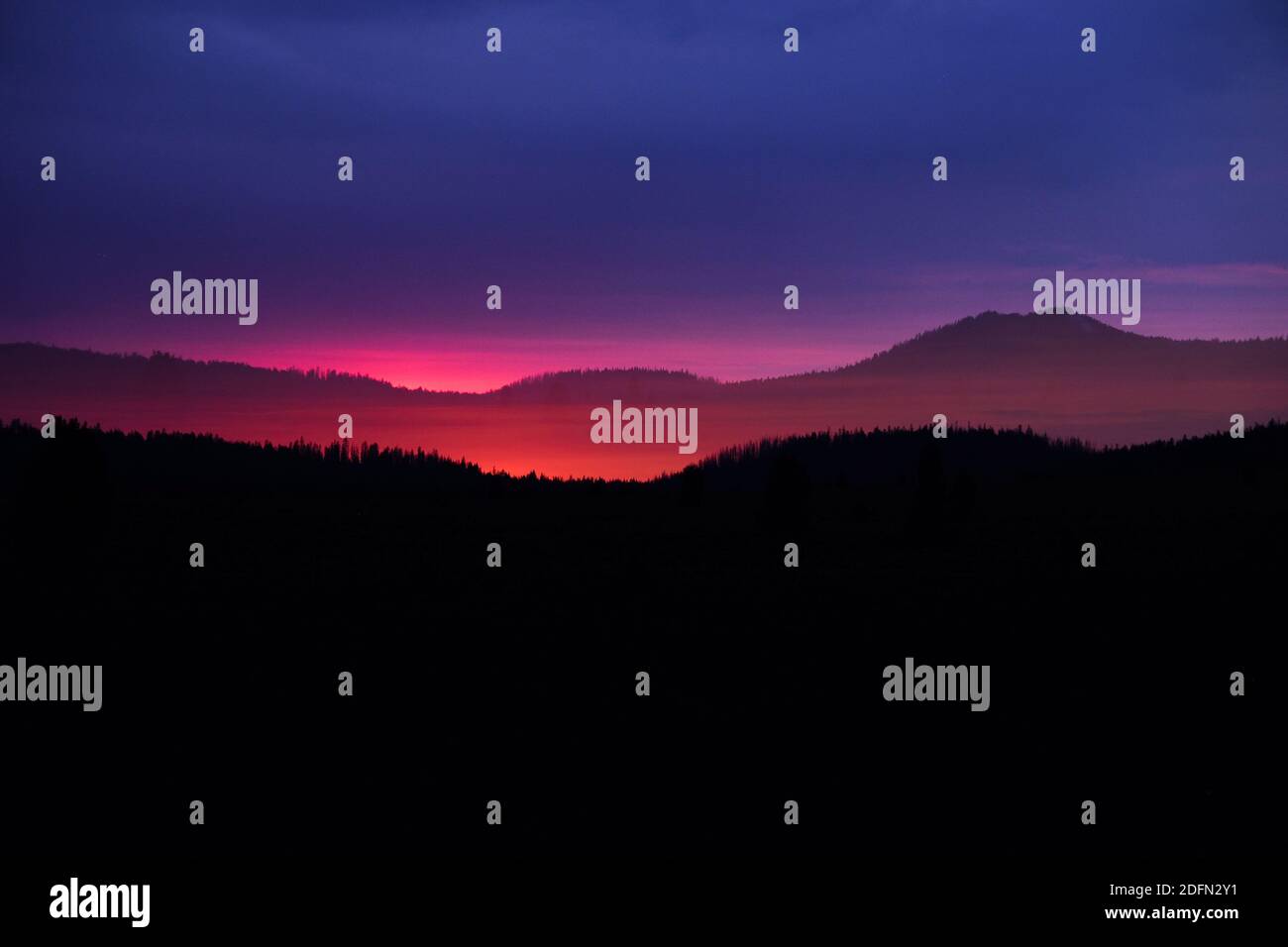 Doppia esposizione di un tramonto ardente nel deserto di Pumice al Crater Lake National Park, Oregon, USA Foto Stock