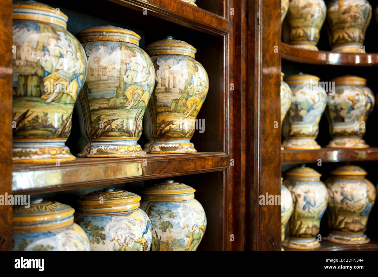 Vecchia farmacia vasi in ceramica in farmacia incurabili, Sanita' Napoli Foto Stock