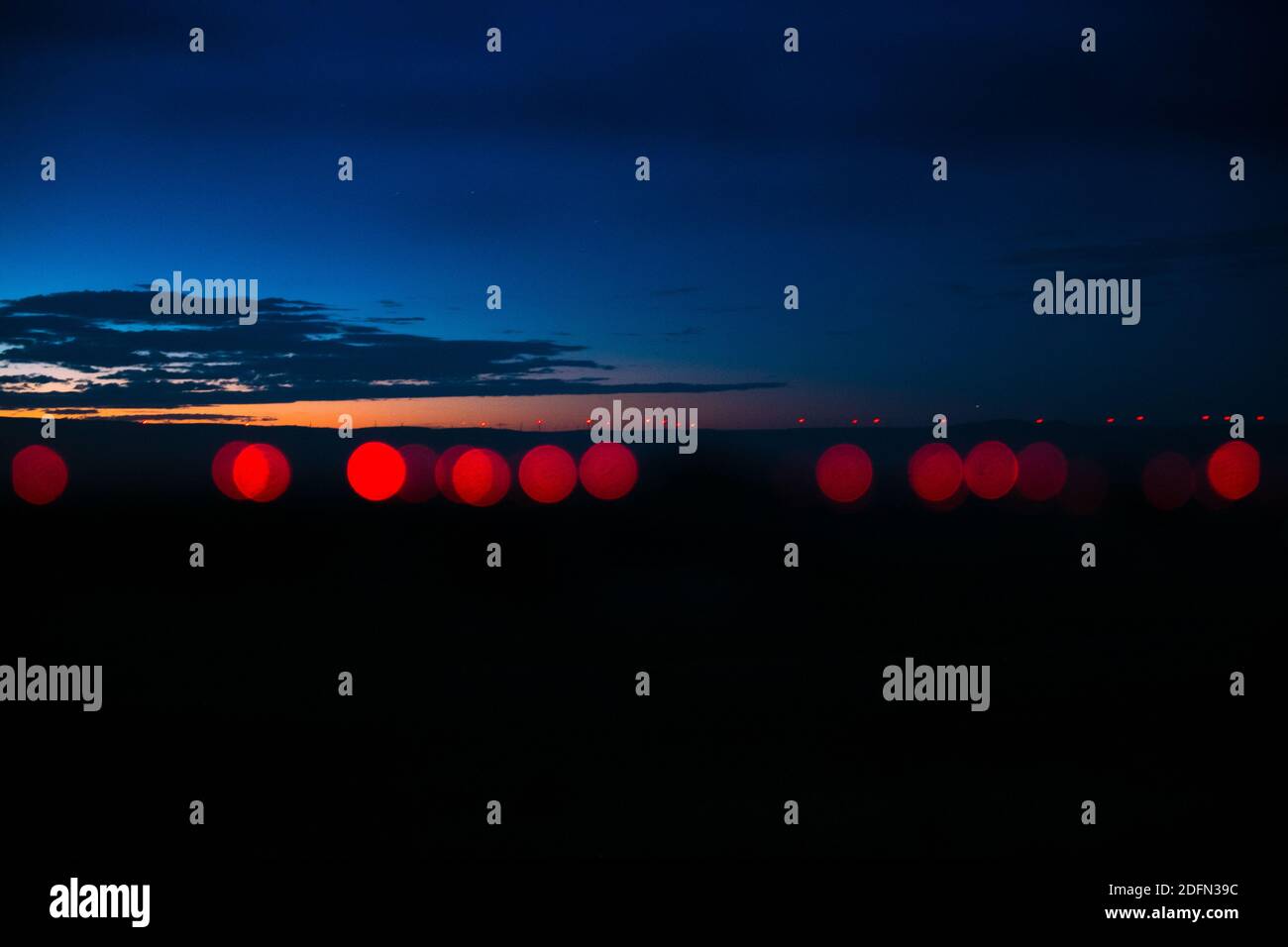 Luci rosse di turbine eoliche sulle grandi pianure al crepuscolo, Colorado orientale, USA Foto Stock Luci rosse di turbine eoliche sulle grandi pianure al crepuscolo, Colorado orientale, USA Foto Stock