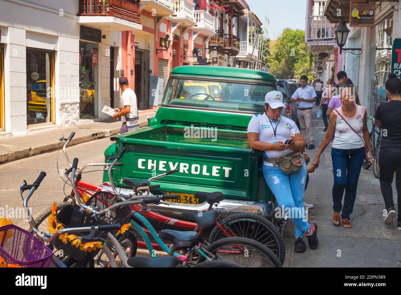 Antico camion Chevrolet su una strada a Cartagena, Colombia Foto Stock