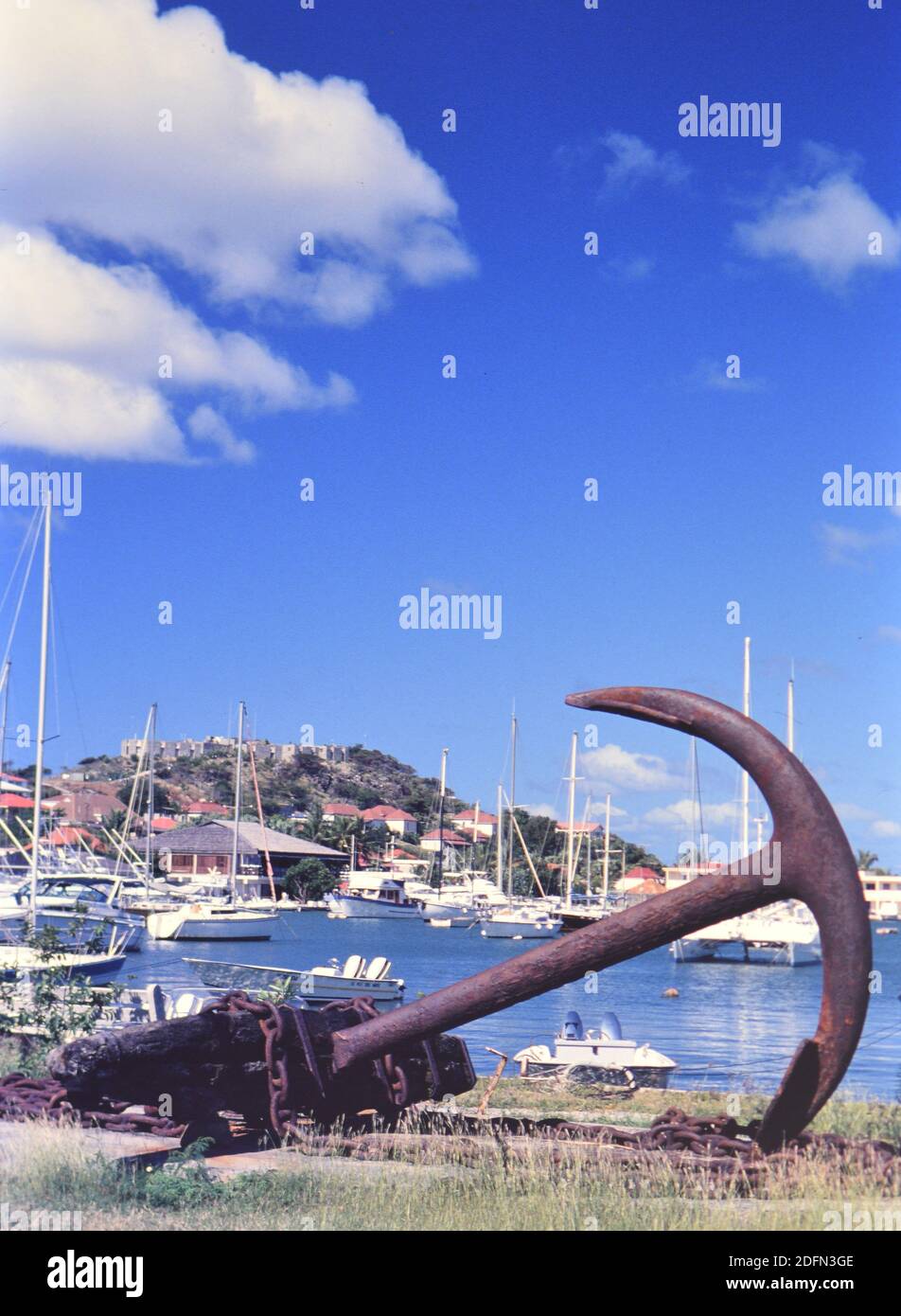 Anni '90 San Barthélemy - antica quanto enorme, l'ancora di una nave abbellisce un parco sul porto di Gustavia ca. 1991 Foto Stock