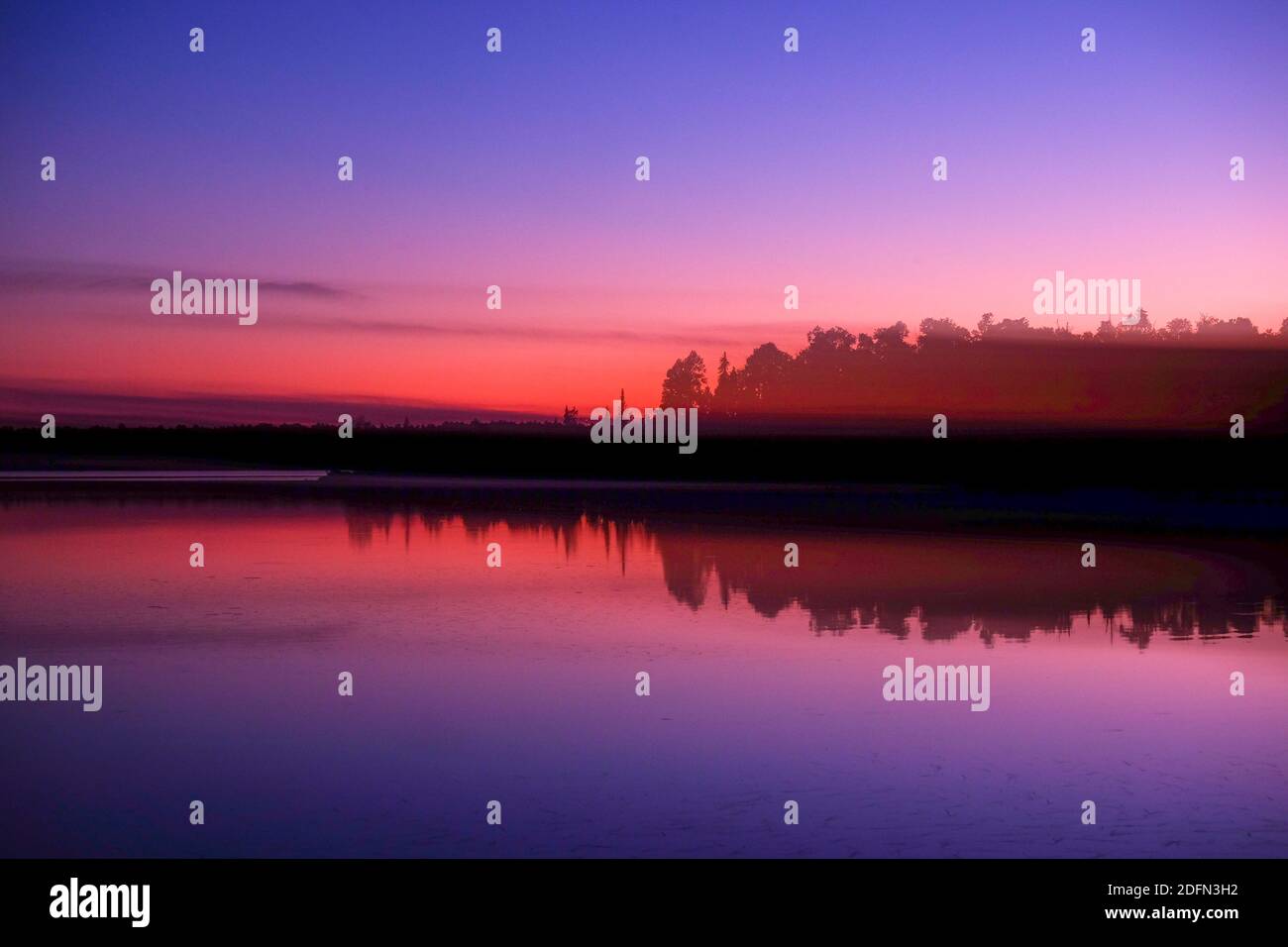 Tramonto su un lago nelle acque di Boundary, nel nord del Minnesota, Stati Uniti Foto Stock