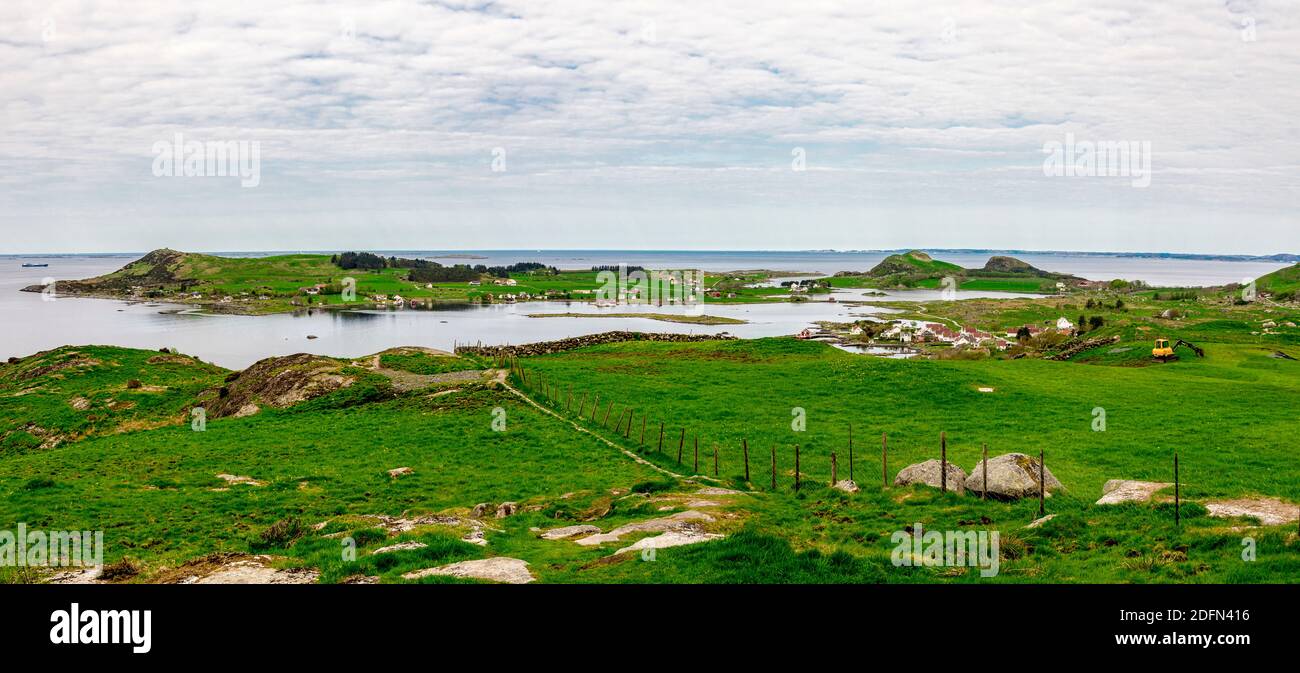 Paesaggio verde di tre isole nel comune di Rennesoy: Fjoloy, Klosteroy e Mosteroy da una pista per la collina di Mastravarden, Norvegia, maggio 2018 Foto Stock