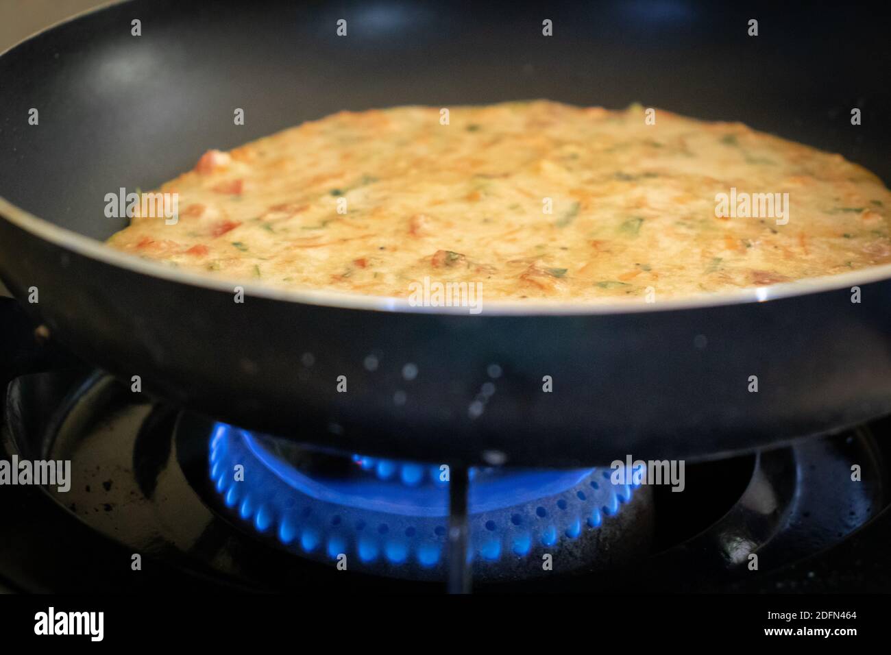 Cottura facile delle omelette alle uova su una padella Foto Stock