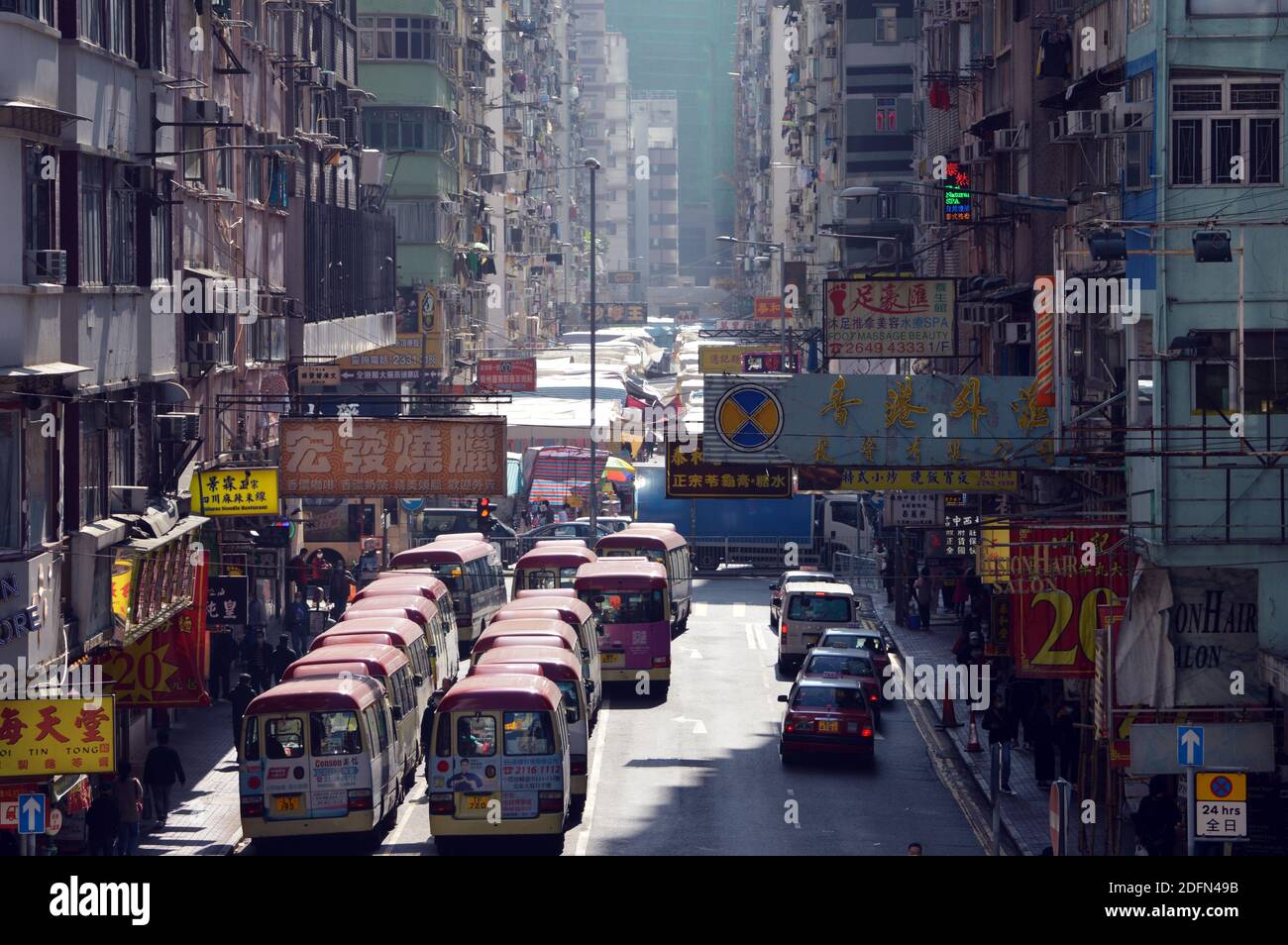 Minibus e bancarelle di mercato in Tung Choi Street a Mong Kok, Kowloon, Hong Kong Foto Stock