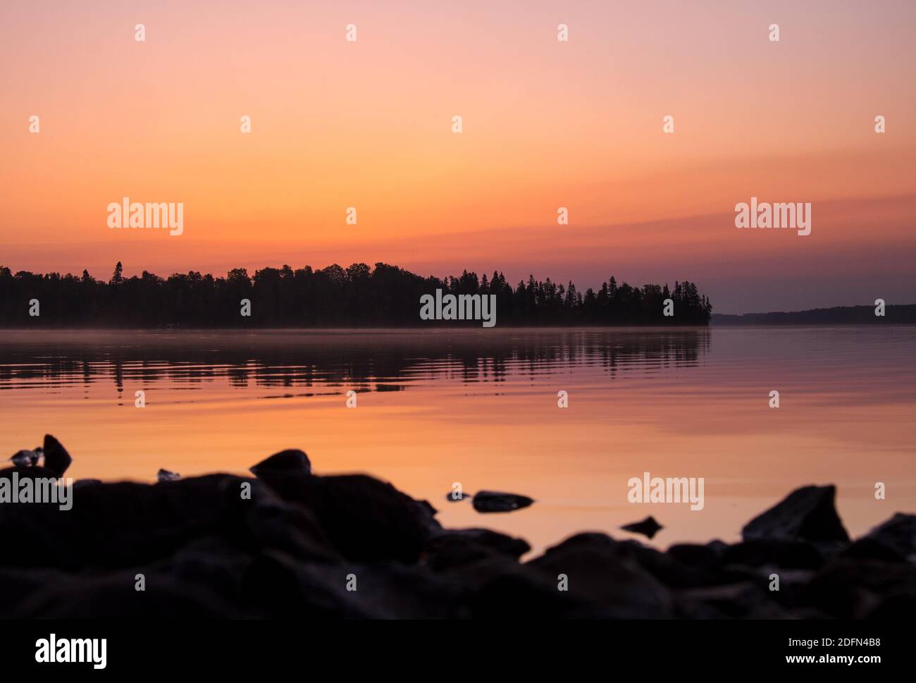 Alba sul lago Devil Track, nel nord del Minnesota, Stati Uniti Foto Stock