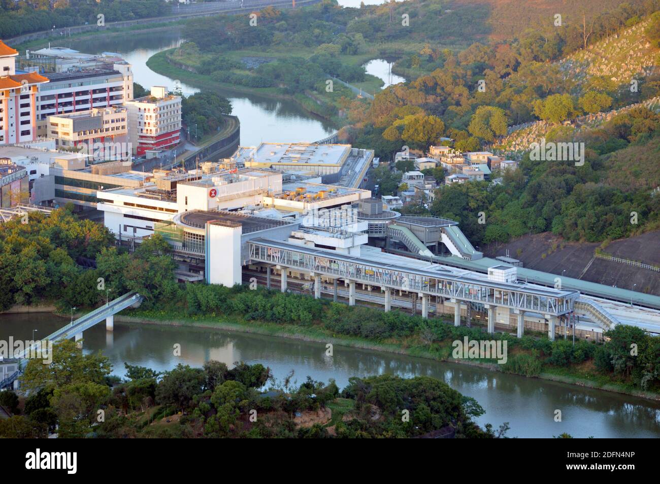 La stazione lo Wu, il capolinea della linea ferroviaria Est a Hong Kong, e il valico di frontiera per Shenzhen, Cina (a sinistra) Foto Stock