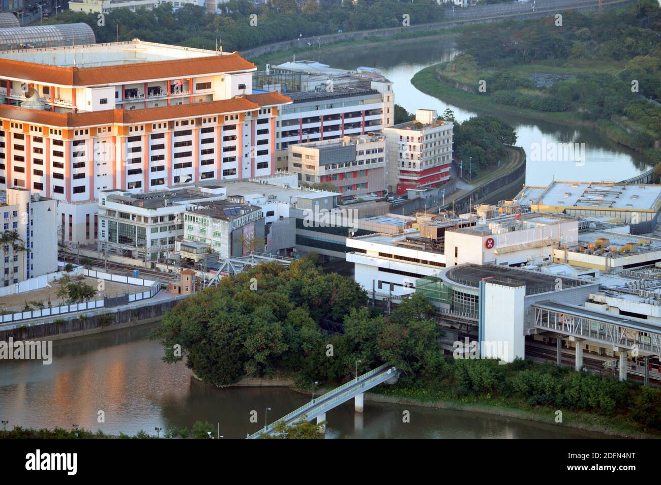Confine tra Shenzhen, Cina (sinistra) e Hong Kong (destra), con il punto di controllo lo Wu mostrato. Il confine è il fiume Sham Chun (centro). Foto Stock