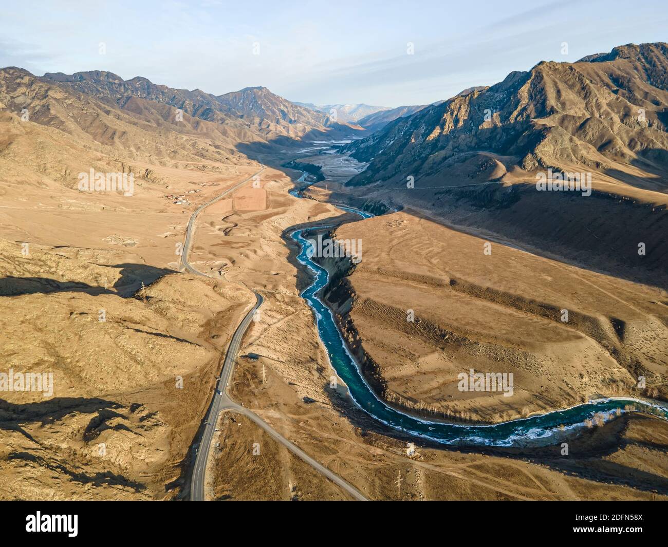 strada in montagna vicino a un fiume. Chui Highway è una delle strade più belle del mondo. Tratto di Chuysky Foto Stock