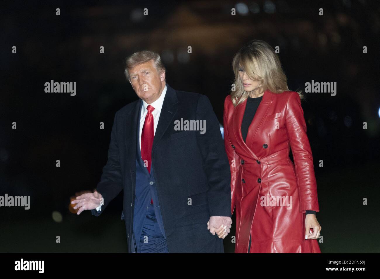 Washington, Stati Uniti. 05 dicembre 2020. Il presidente degli Stati Uniti Donald J. Trump e la First Lady Melania Trump tornano alla Casa Bianca di Washington, DC sabato 5 dicembre 2020 dopo aver partecipato a un raduno politico in Georgia. Photo Chris Kleponis/UPI Credit: UPI/Alamy Live News Foto Stock