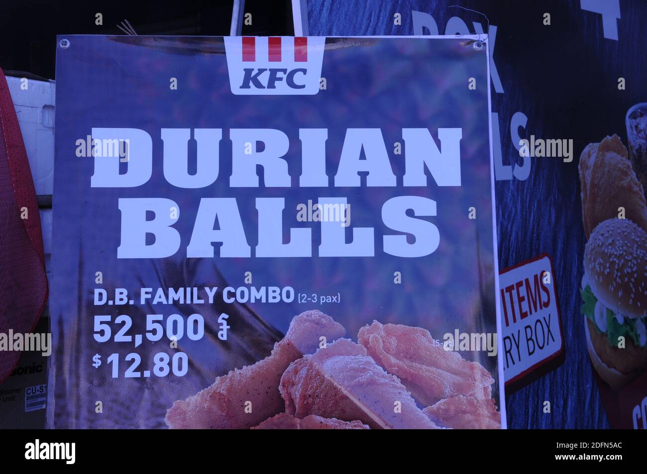 Cartello promozionale 'Durian Balls' al KFC. Steung Meanchey, Phnom Penh, Cambogia. © Kraig Lieb Foto Stock