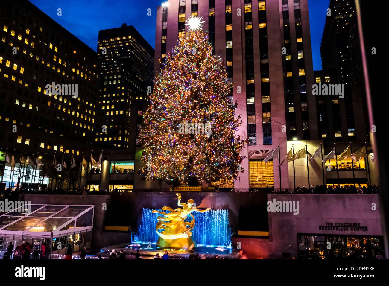 Rockefeller Center albero di Natale e decorazioni natalizie al Rockefeller Plaza di fronte al Rockefeller Building di New York. Foto Stock