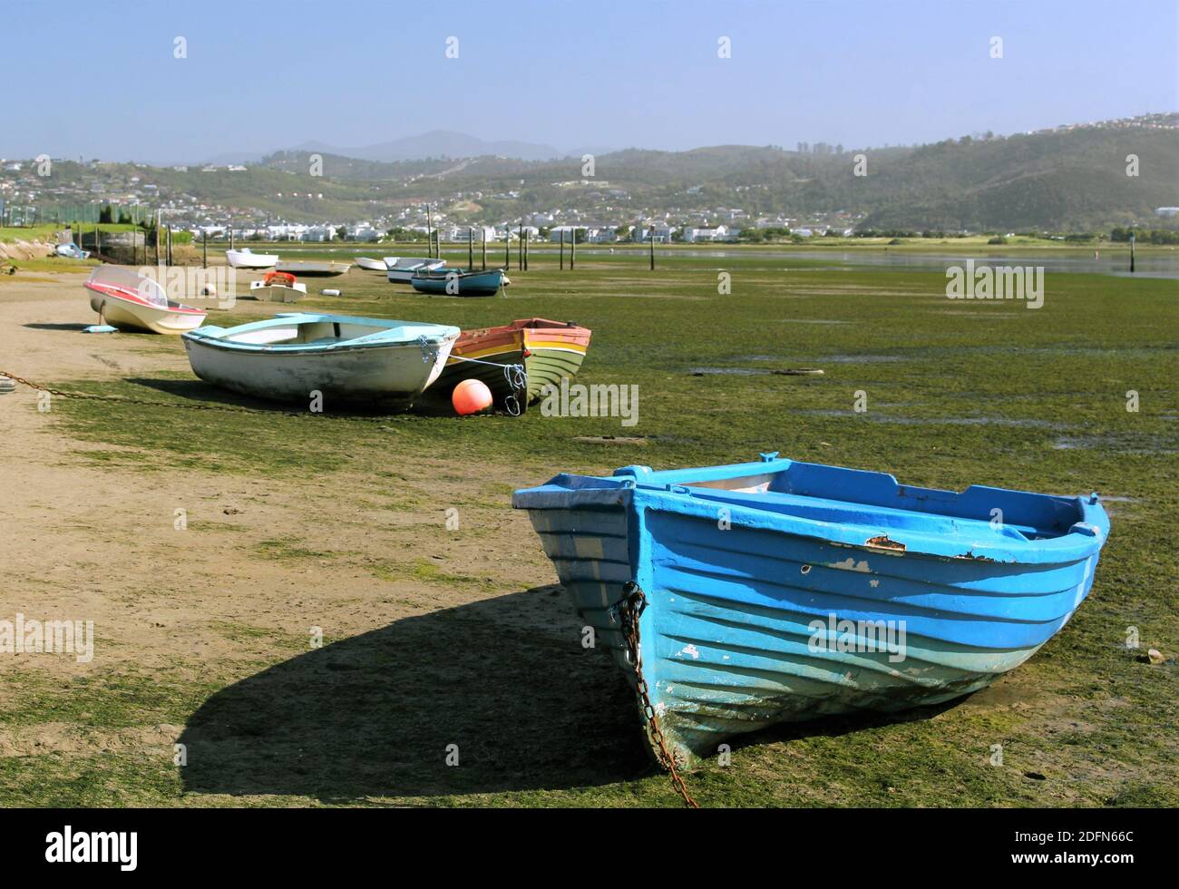 Barche su una spiaggia durante la bassa marea Foto Stock