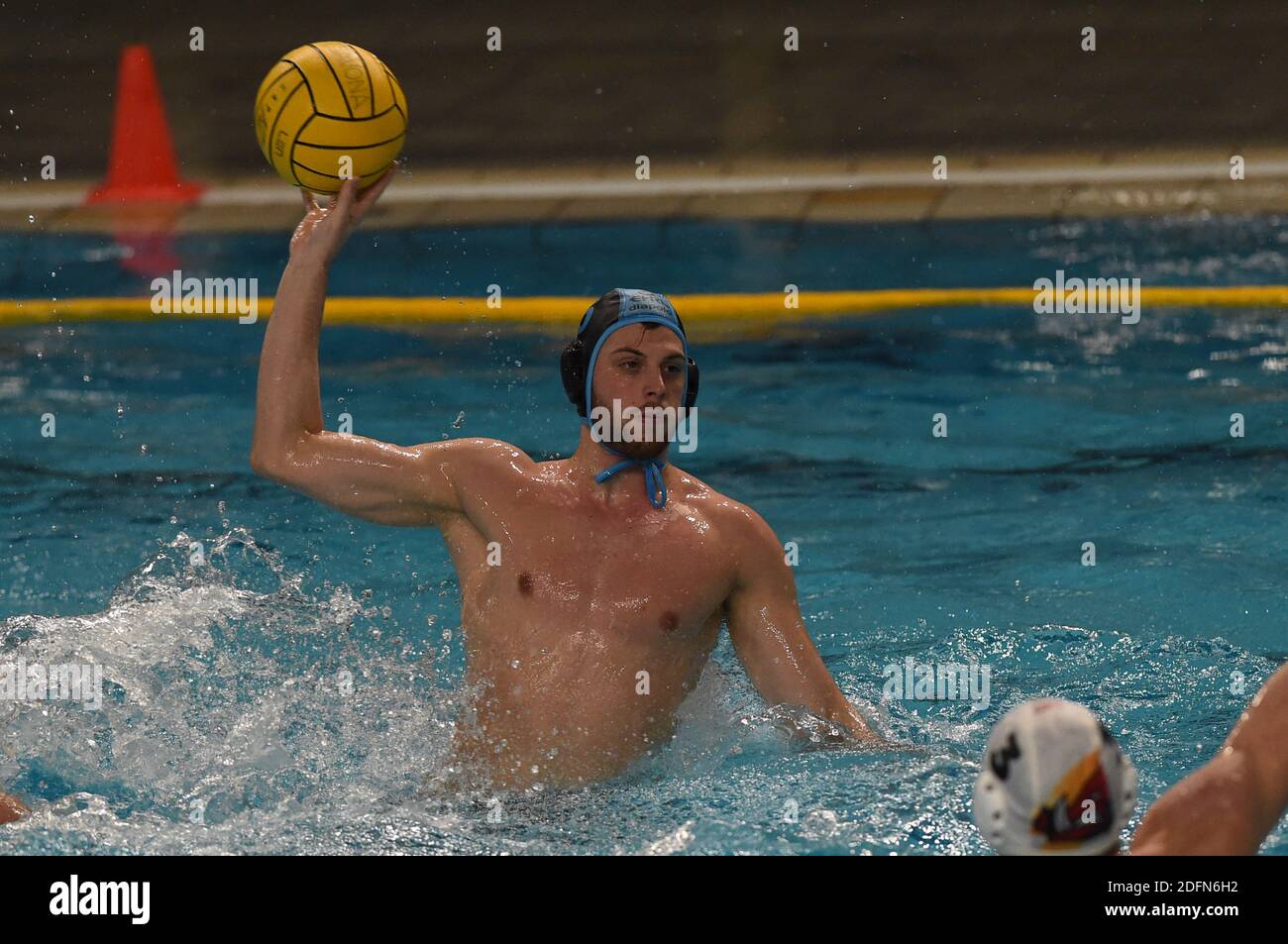 Savona, Italia. 5 dicembre 2020. Savona, Italia, Zanelli pool, 05 dicembre 2020, Nehuen Paz (Bologna) durante VK Radnicki vs OSC Potsdam - LEN Euro Cup Waterpolo Match Credit: Danilo Vigo/LPS/ZUMA Wire/Alamy Live News Foto Stock