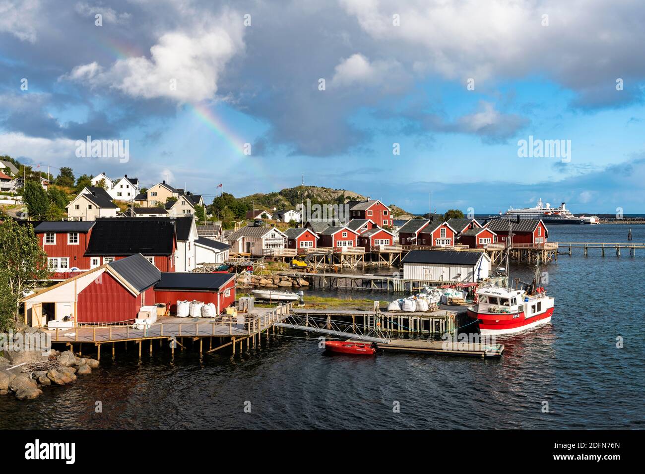 Rainbow sopra le cabine Rorbuer a Reine, Reinefjord, Lofoten, Norvegia Foto Stock Rainbow sopra le cabine Rorbuer a Reine, Reinefjord, Lofoten, Norvegia Foto Stock