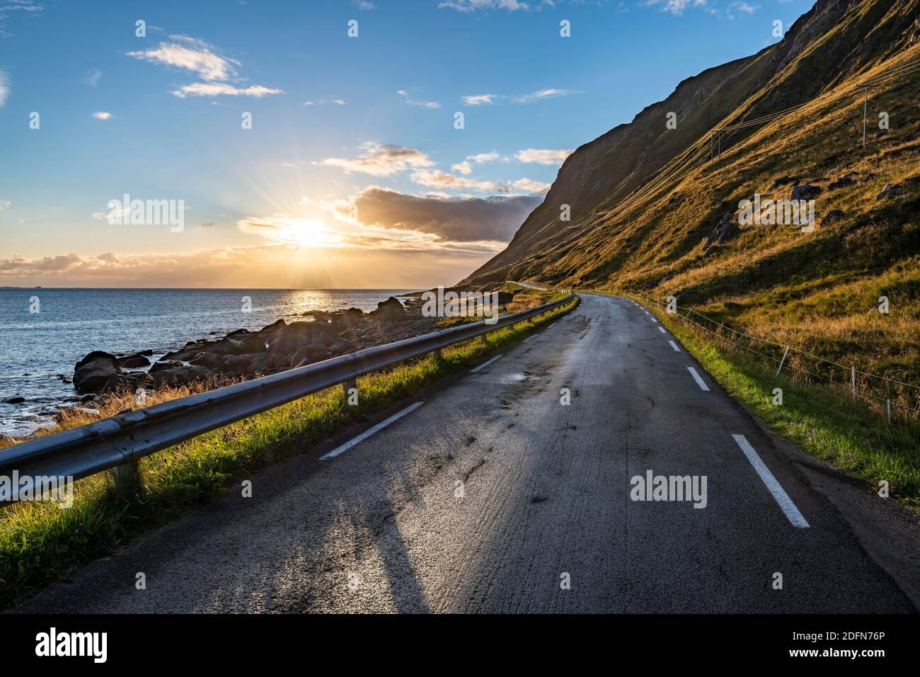 Strada costiera nei pressi di Vareid nella luce della sera, Flakstadoya, Lofoten, Norvegia Foto Stock