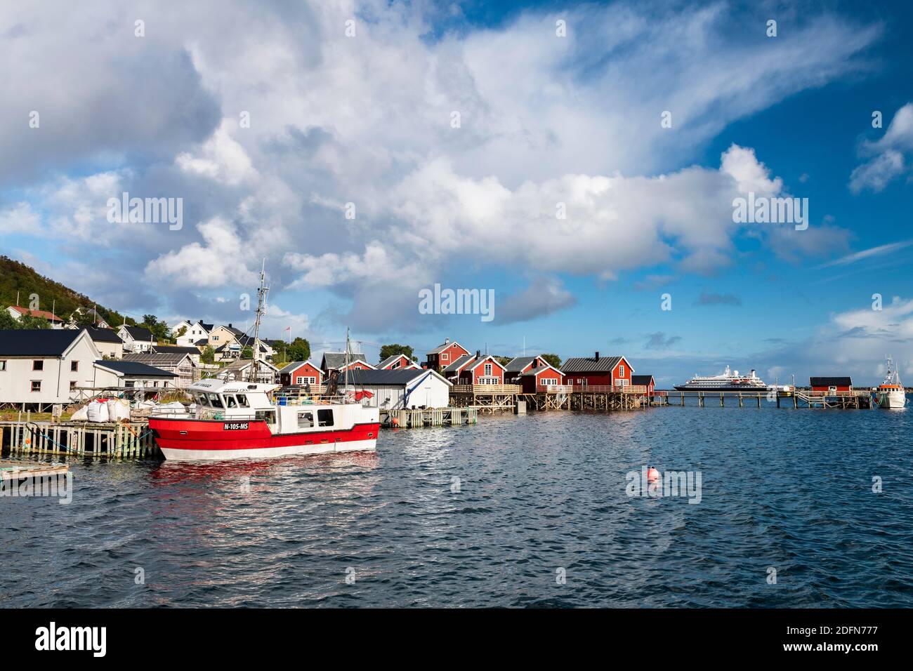 Cabine Rorbuer e barca da pesca a Reine, Reinefjord, Lofoten, Norvegia Foto Stock Cabine Rorbuer e barca da pesca a Reine, Reinefjord, Lofoten, Norvegia Foto Stock