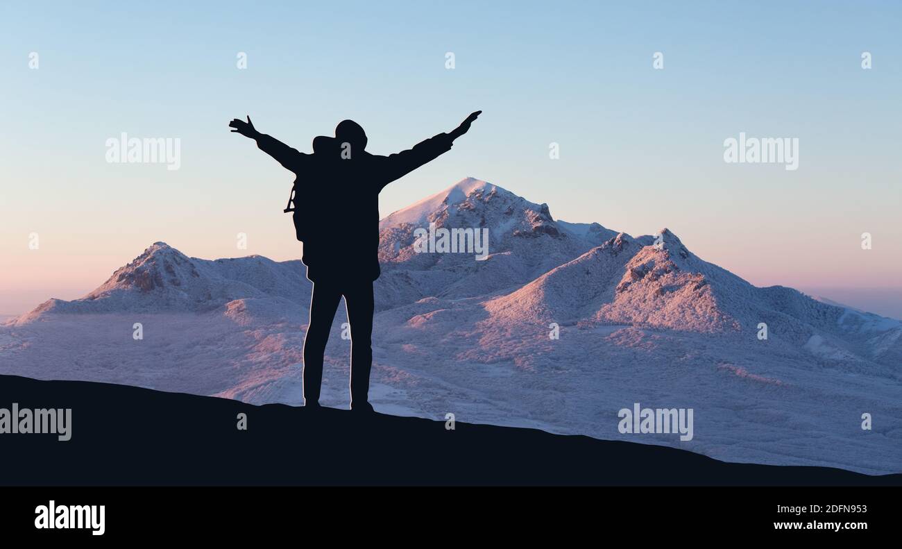 Silhouette di un viaggiatore in montagna Foto Stock