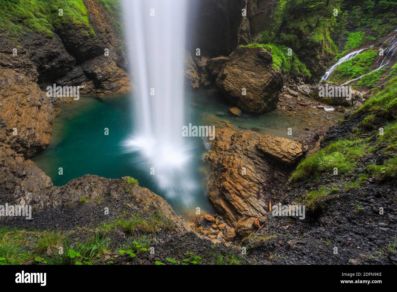 Cascata sul Passo di Klausen, Glarona, Svizzera Foto Stock