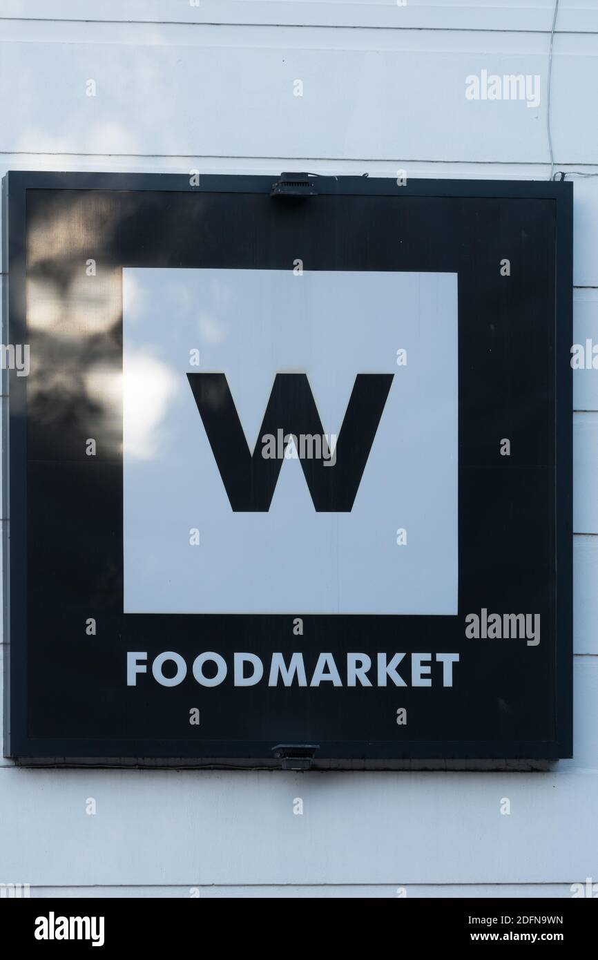 W Foodmarket segno su un muro per Woolworths Sud Africa Utilizzando il logo e il marchio come rivenditore sudafricano Foto Stock