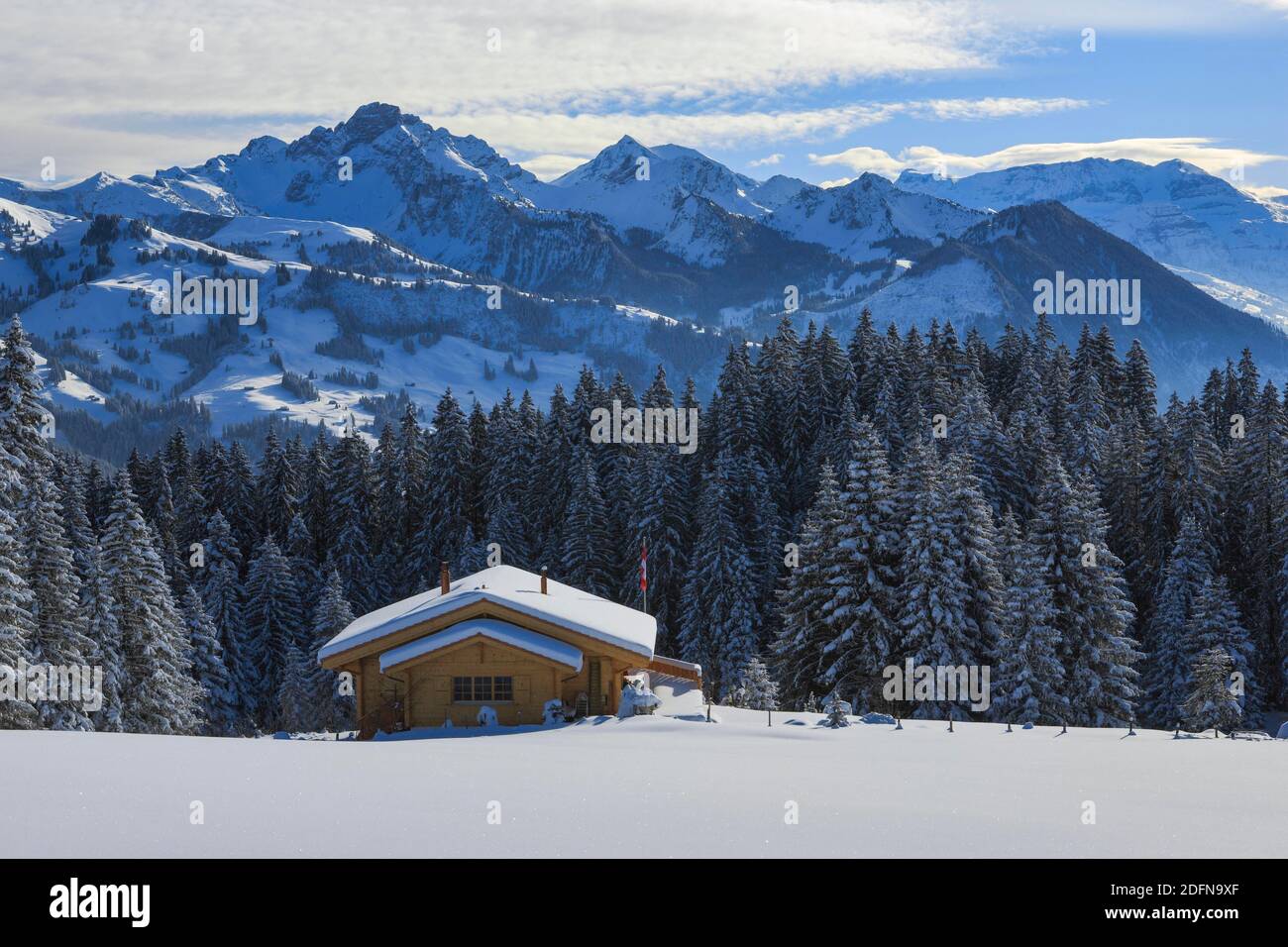 Vista da Jaunpass, Chalet, Oberland Bernese, Svizzera Foto Stock