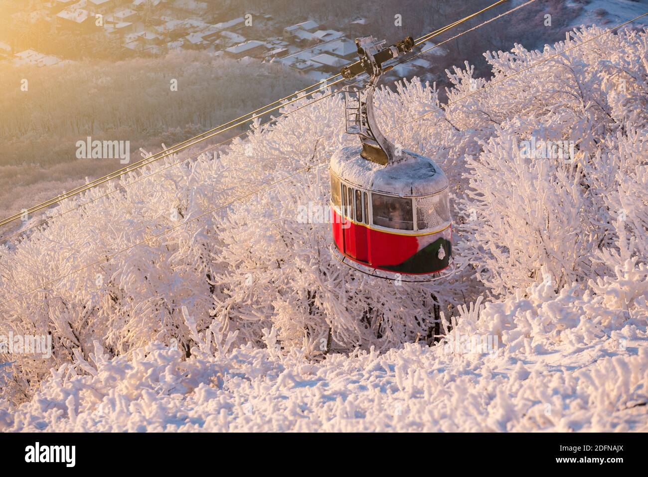 Funicolare sulla vetta della montagna invernale Foto Stock