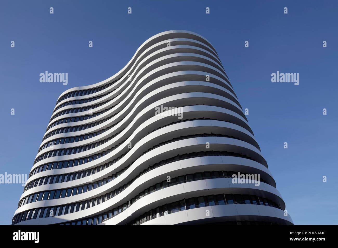 Ufficio torre con facciata curva di SOP Architekten, Trivago Campus, sede del motore di ricerca hotel Trivago, Medienhafen Duesseldorf, Nord Foto Stock