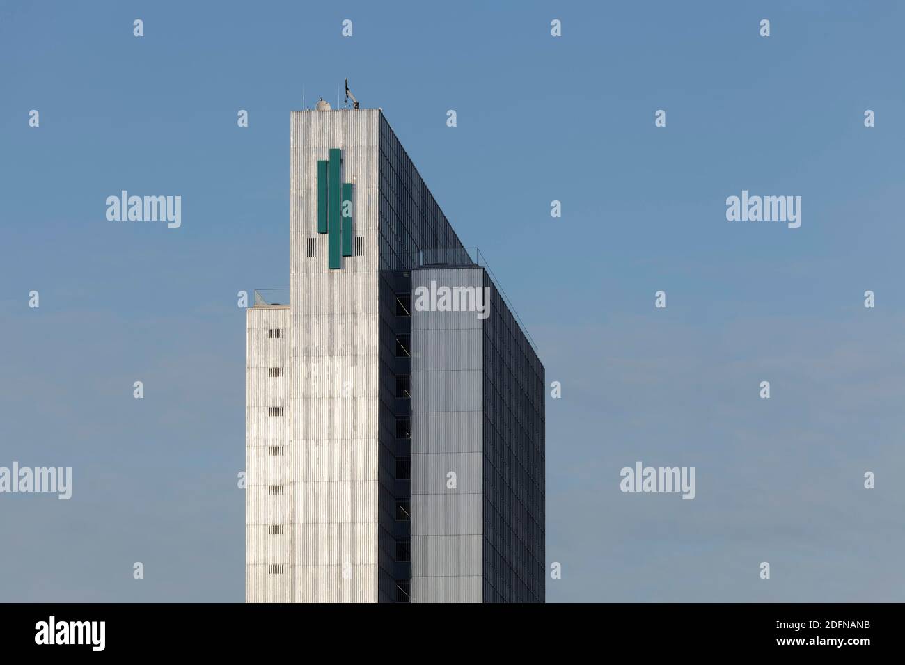 Alto edificio a tre strati con il logo della casa a tre strati, gli architetti Helmut Hentrich e Hubert Petschnigg, Duesseldorf, Nord Reno-Westfalia, Germania Foto Stock