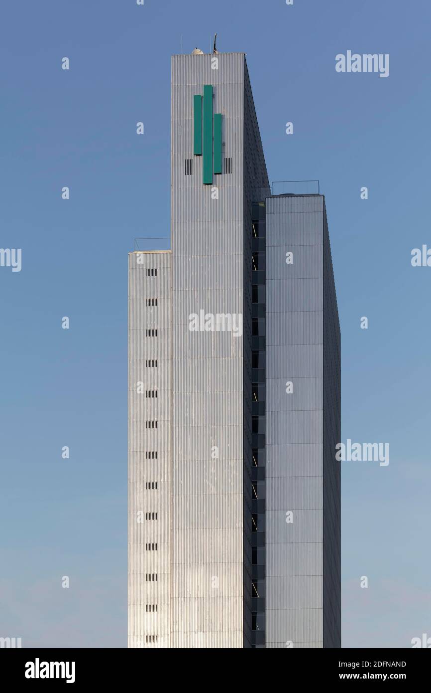 Alto edificio a tre strati con il logo della casa a tre strati, gli architetti Helmut Hentrich e Hubert Petschnigg, Duesseldorf, Nord Reno-Westfalia, Germania Foto Stock