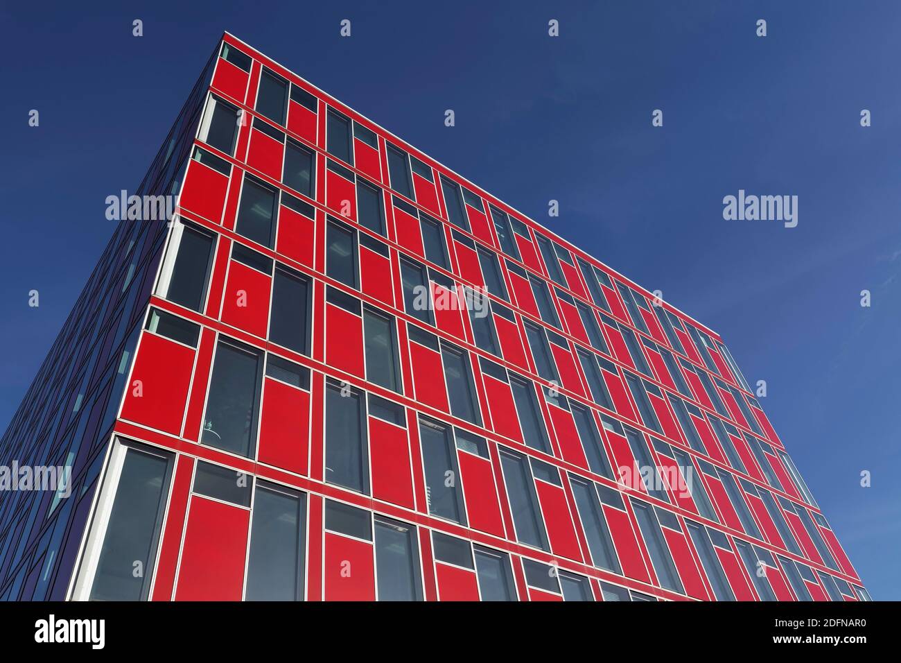 Edificio degli uffici di Capricorn, facciata rossa, cielo blu, sede della Uniper, Media Harbour Duesseldorf, Renania Settentrionale-Vestfalia, Germania Foto Stock