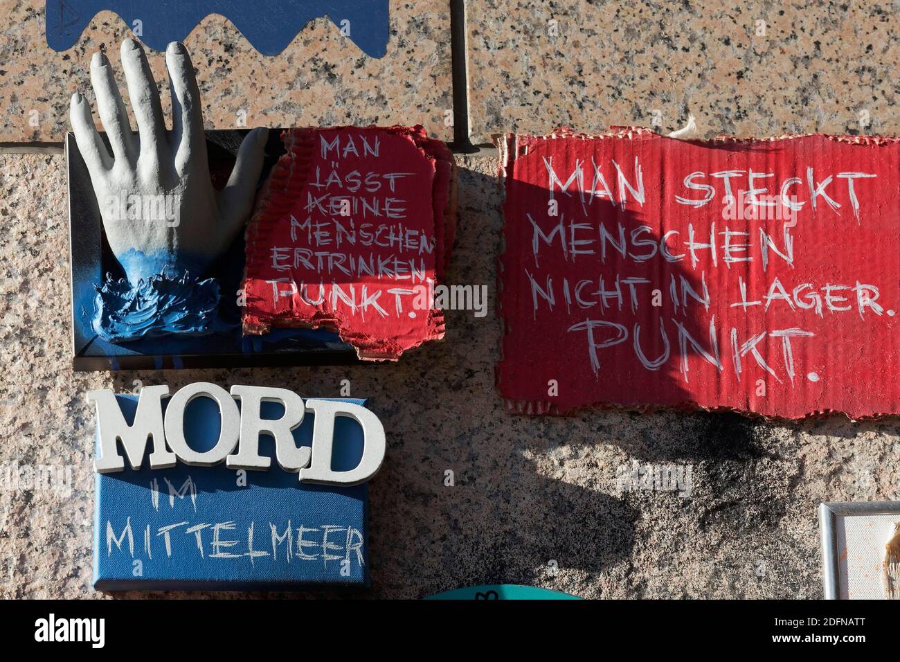 Mano distesa e scrittura Murder nel Mar Mediterraneo, salvataggio in mare di rifugiati, oggetto d'arte 3D su un muro, Open Air Gallery Flingern Foto Stock