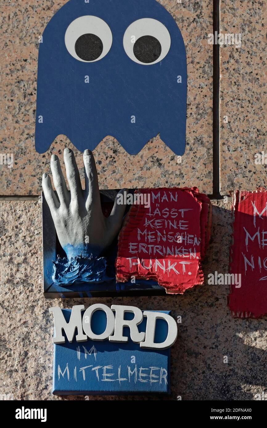 Mano distesa e scrittura Murder nel Mar Mediterraneo, salvataggio in mare di rifugiati, oggetto d'arte 3D su un muro, Open Air Gallery Flingern Foto Stock