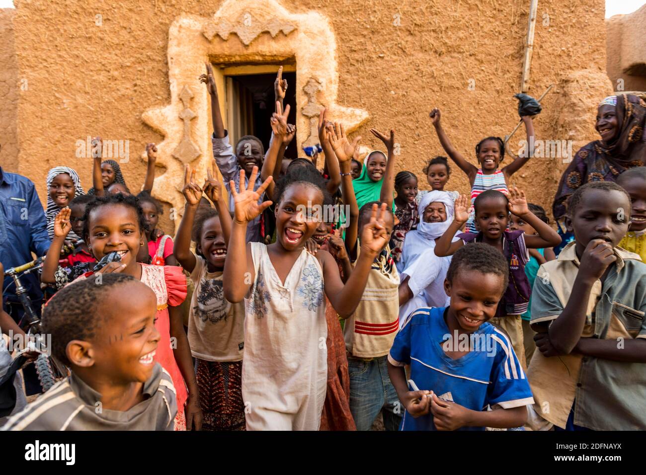 Gruppo di bambini ridenti, Agadez, Niger Foto Stock