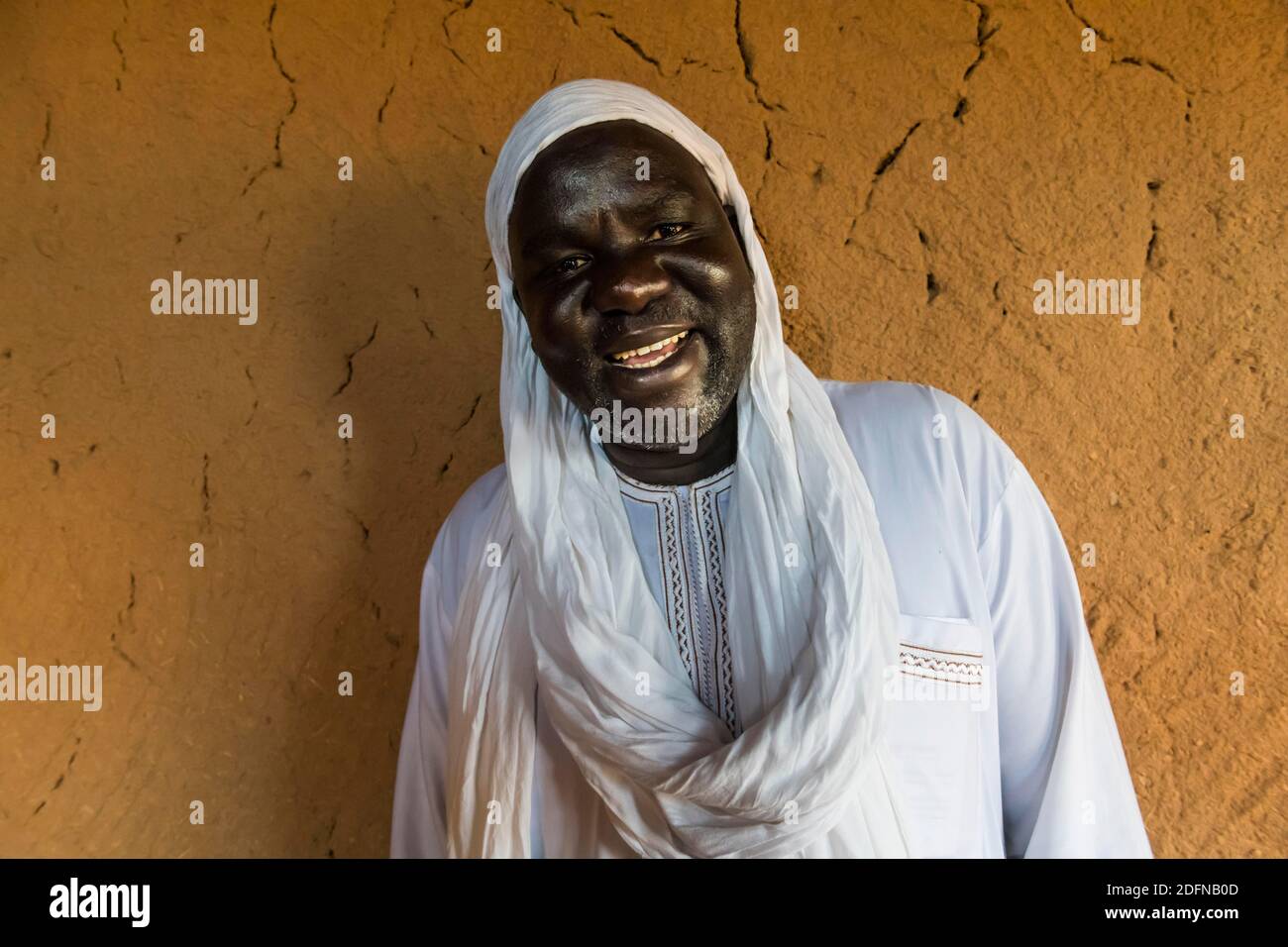 Uomo ridente amichevole con tagelmust, Agadez, Niger Foto Stock