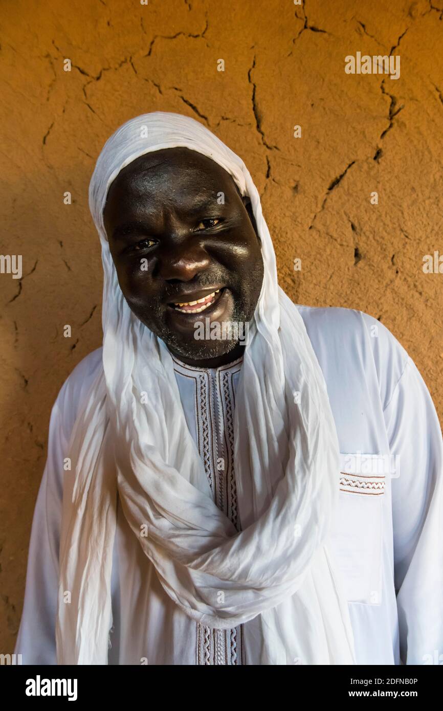 Uomo ridente amichevole con tagelmust, Agadez, Niger Foto Stock
