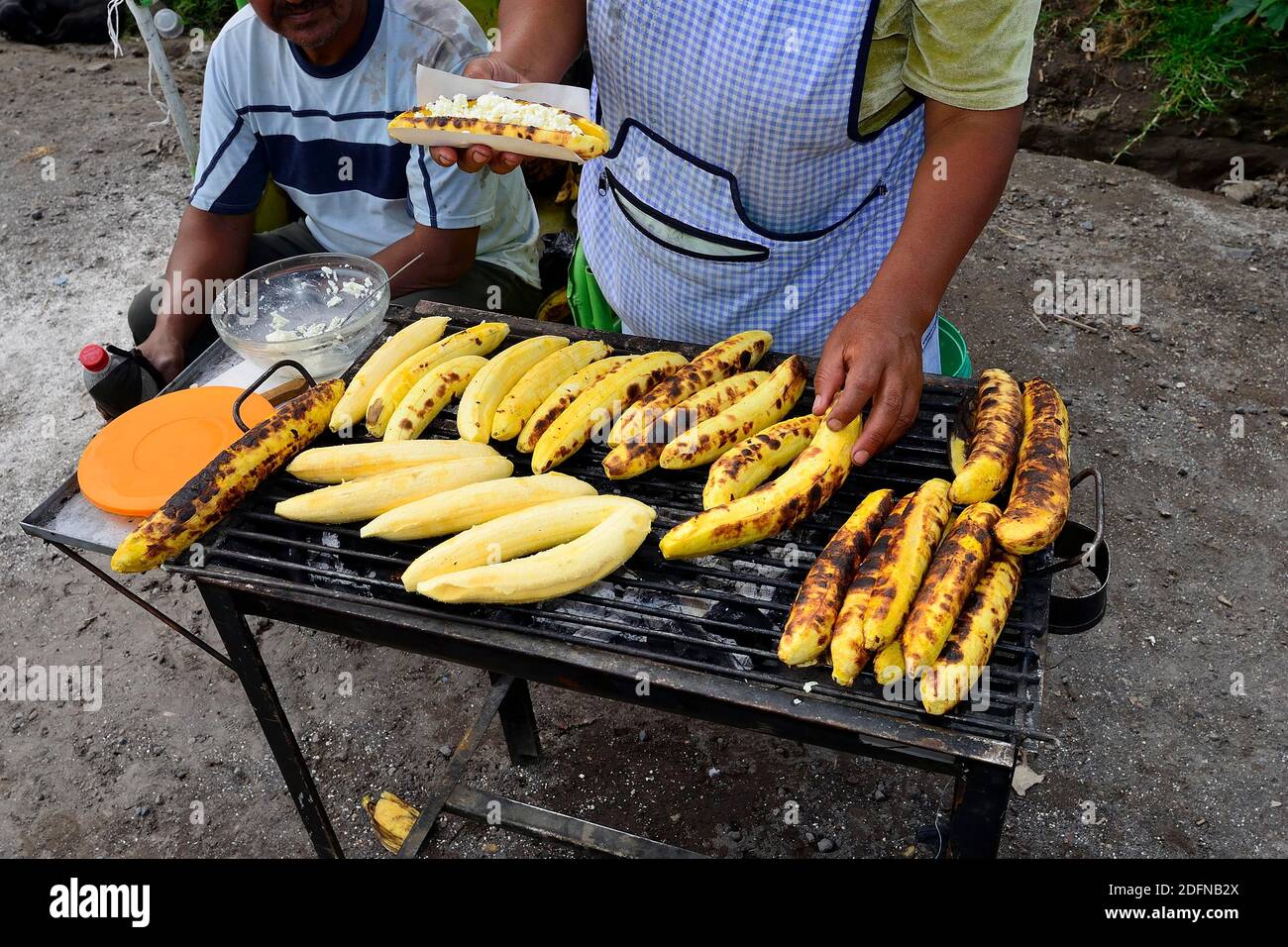 Banane grigliate al mercato settimanale del bestiame, Otavalo, Provincia di Imbabura, Ecuador Foto Stock