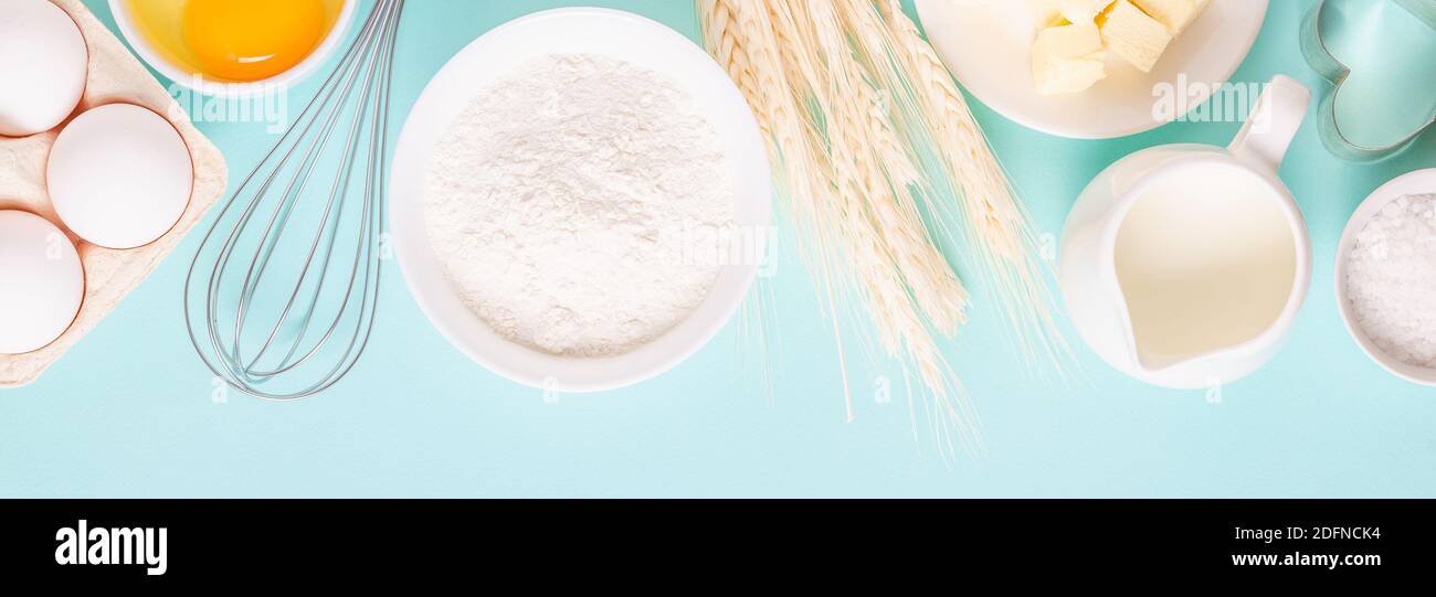 Ingredienti per la cottura su fondo azzurro, spazio per il testo. Foto Stock