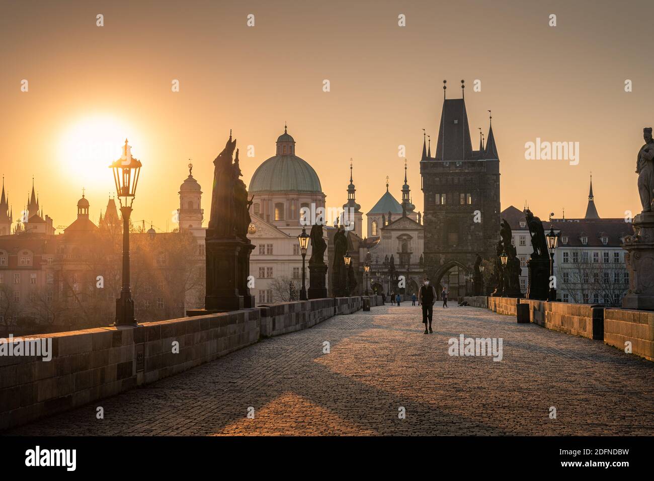 PRAGA, REPUBBLICA CECA, 2020 APRILE - uomo in respiratore durante il covid lockdown, Ponte Carlo all'alba, Old Town ponte torre, Praga UNESCO, ceco Foto Stock