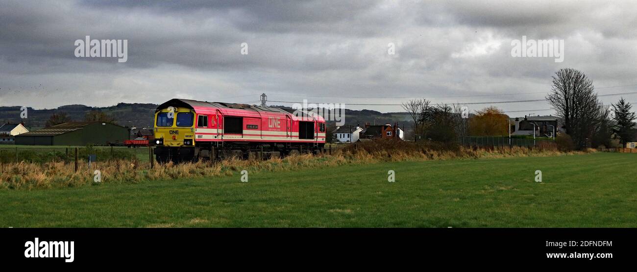 La locomotiva Pink Freightliner Diesel 66587 è appena passata attraverso Hoscar Stazione sulla linea ferroviaria Wigan a Southport su A. viaggio di formazione per i conducenti Foto Stock