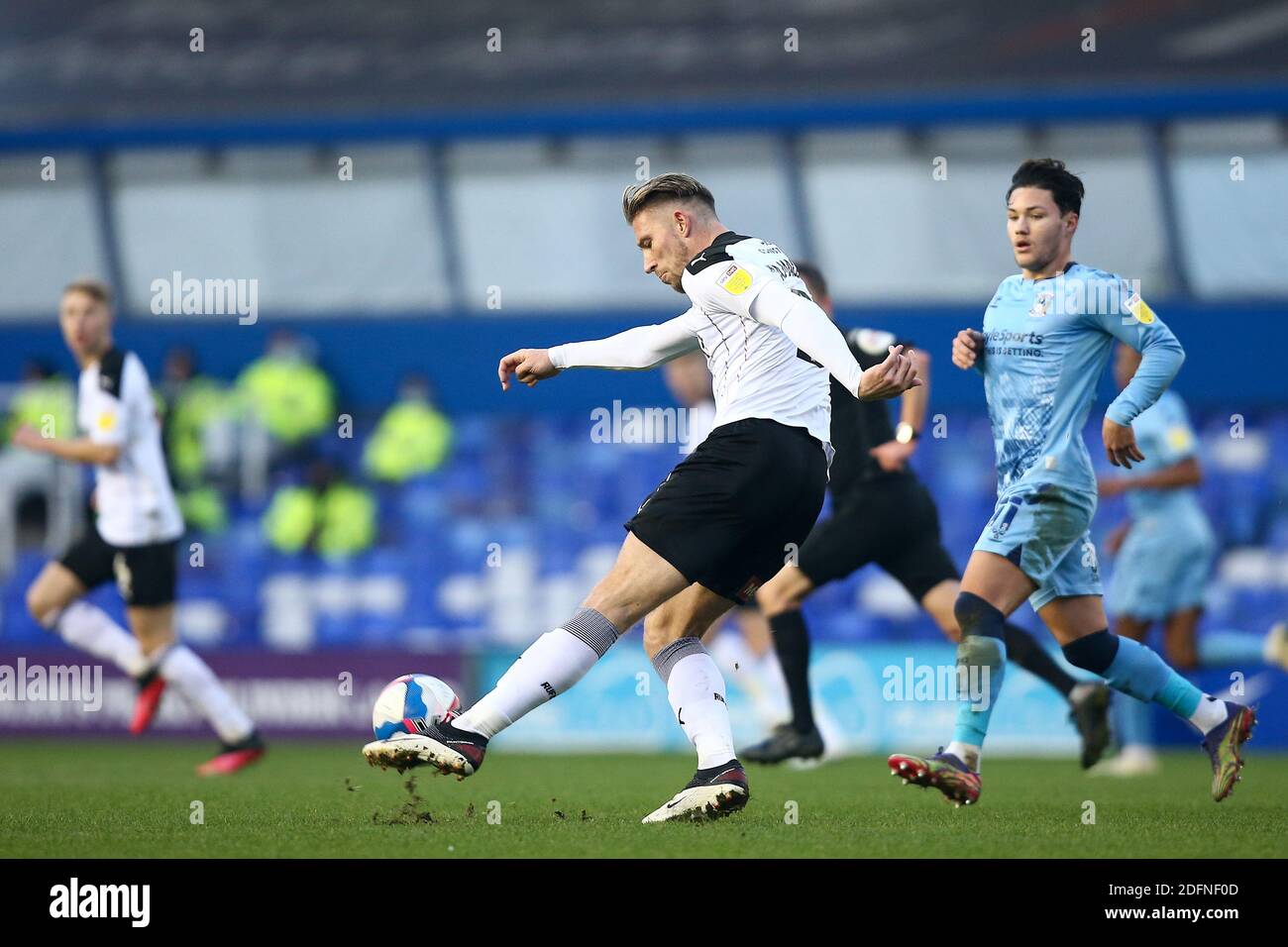 Angus MacDonald n. 21 di Rotherham United libera la palla Foto Stock