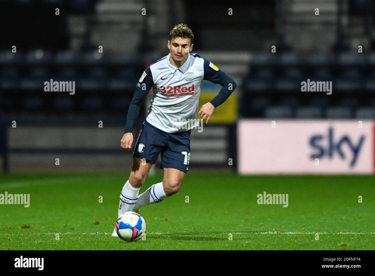 Ryan Ledson n. 18 di Preston North termina in azione durante il gioco Foto Stock