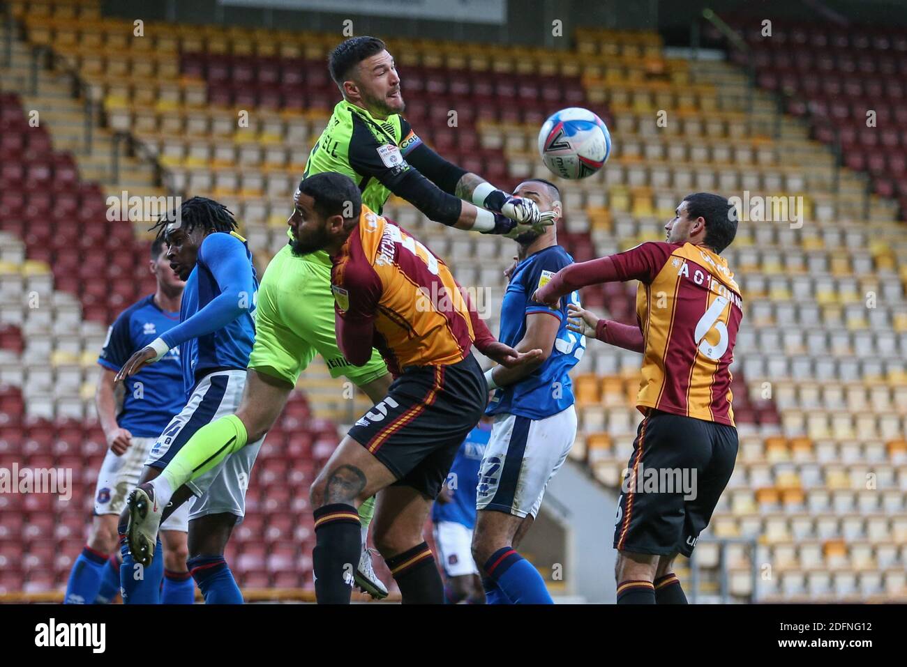 Richard ODonnell 1 di Bradford City libera la palla Foto Stock