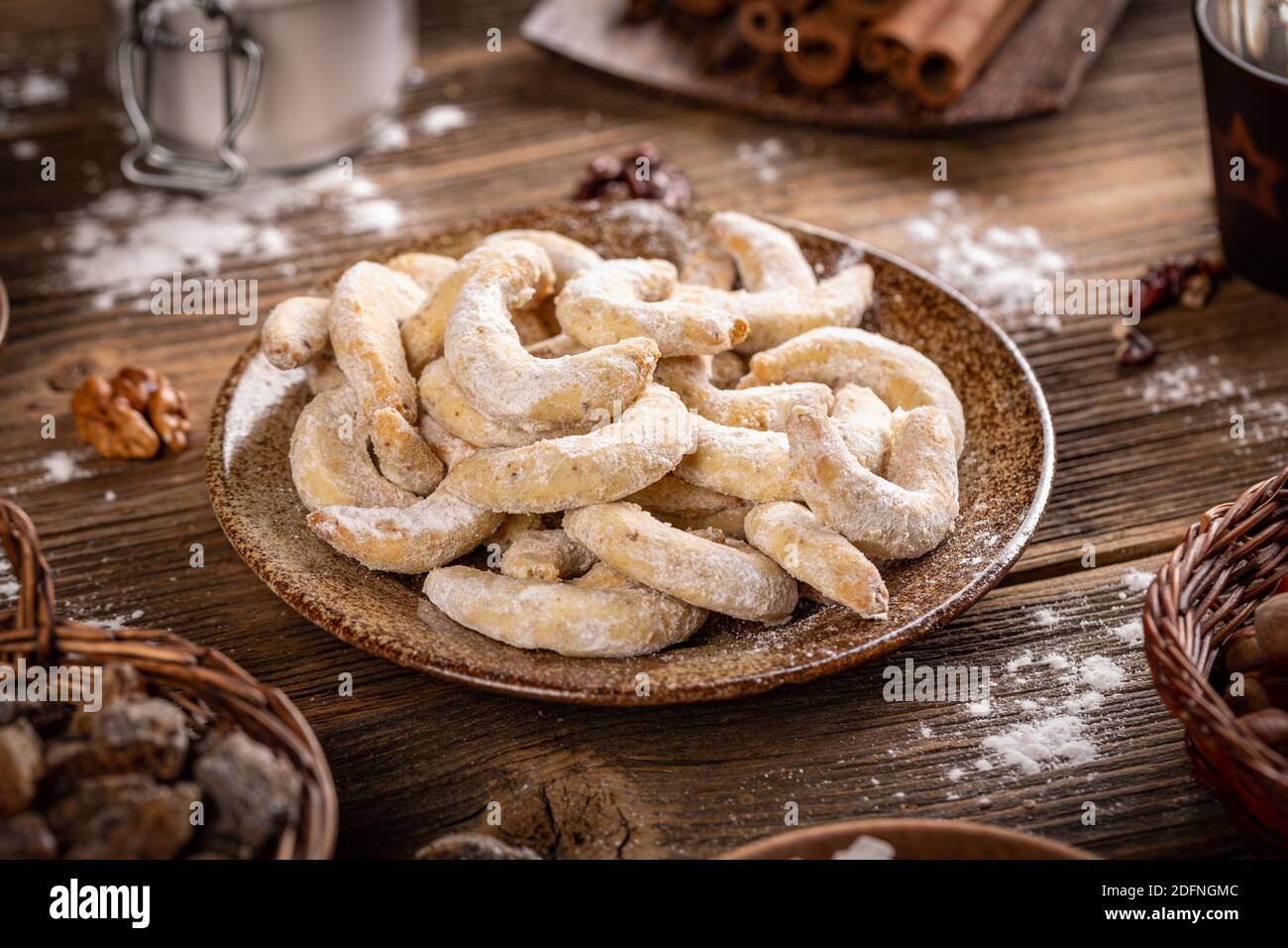 Biscotti natalizi a forma di mezzaluna con noci e zucchero a velo Foto Stock