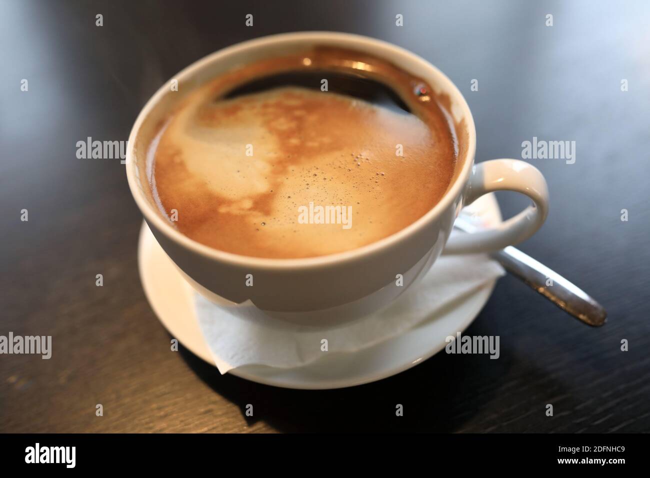 Una tazza di caffè americano al tavolo nel caffè Foto Stock