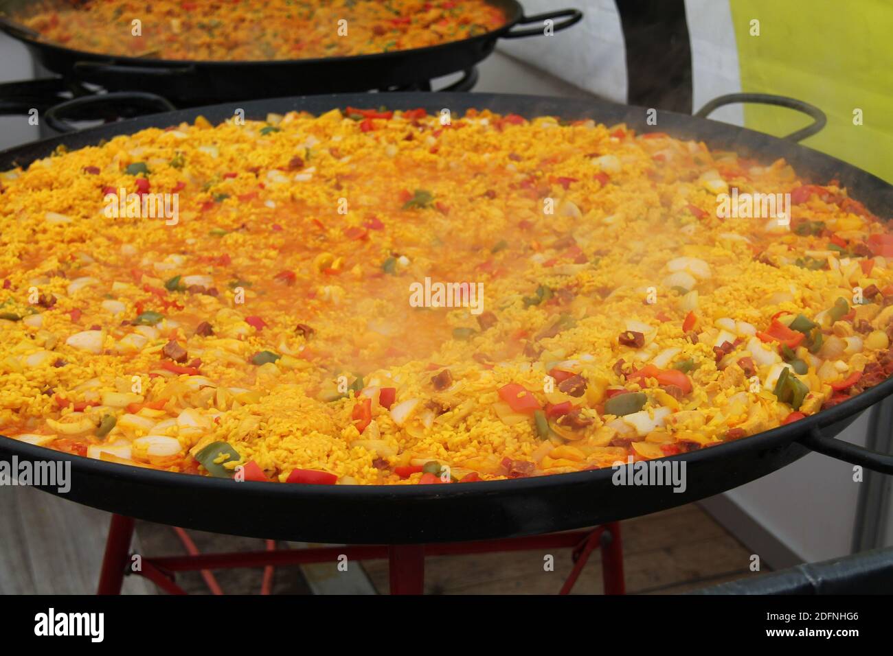 Paella appena fatta cucinata in grandi panini. Foto Stock
