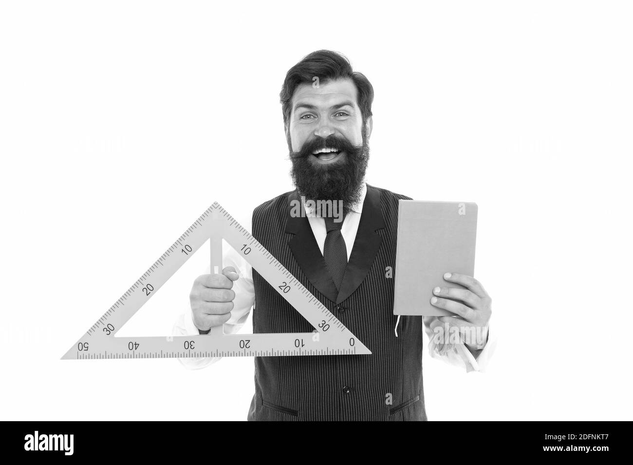 Disegno geometrico. Insegnante di disegno tecnico isolato su bianco. Uomo con bearded tenere il triangolo e registrare. Utilizzando lo strumento di disegno. Creazione di disegni tecnici. Geometria e misurazione. Foto Stock