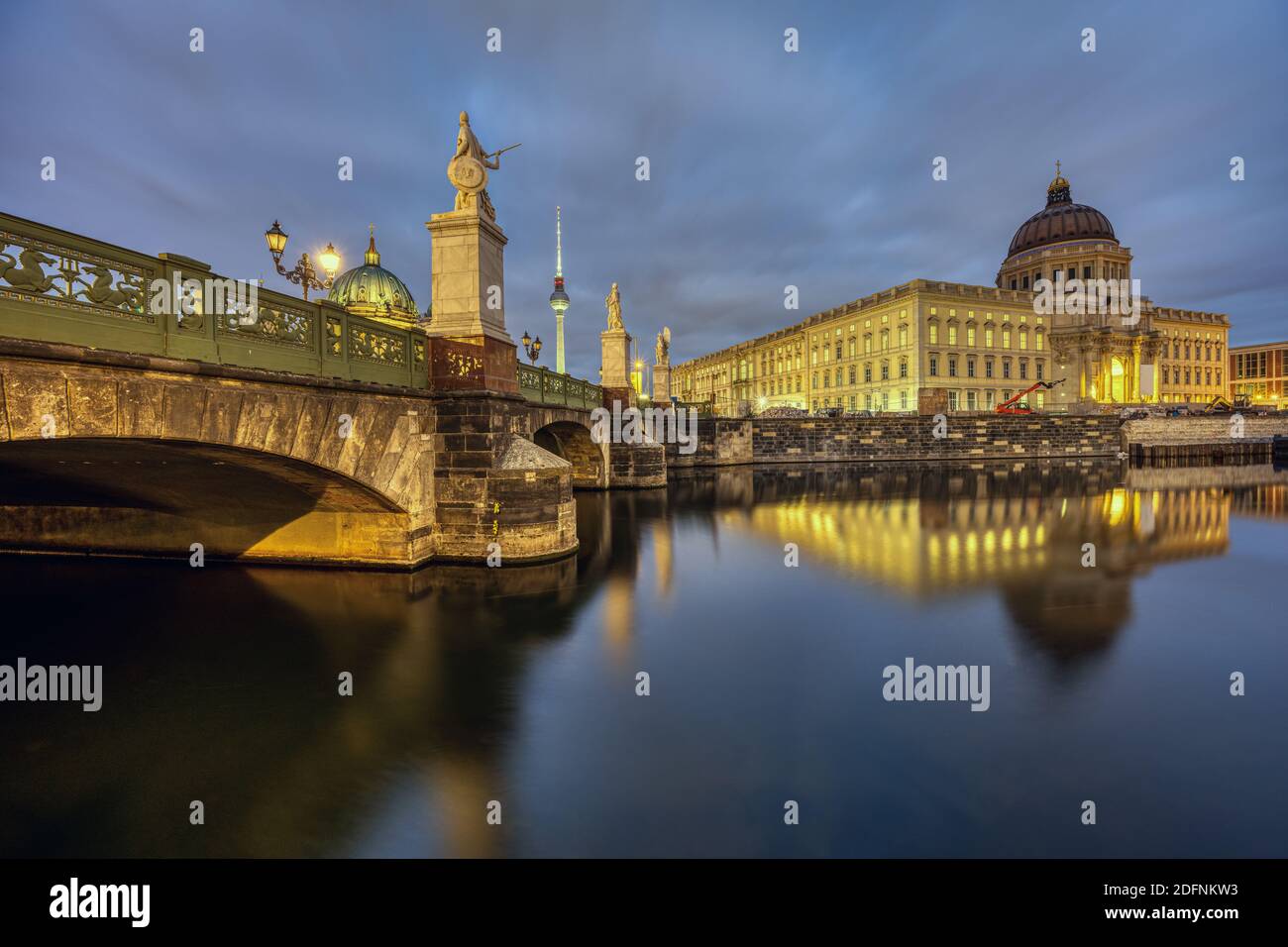 Il Palazzo della città di Berlino ricostruito con la Torre della televisione a. notte Foto Stock