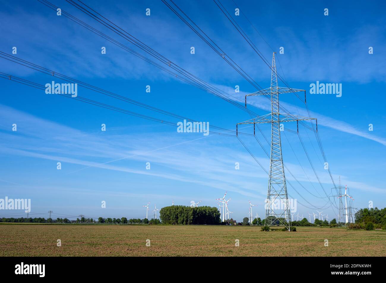 Linee elettriche e pilone elettrico visto in Germania Foto Stock