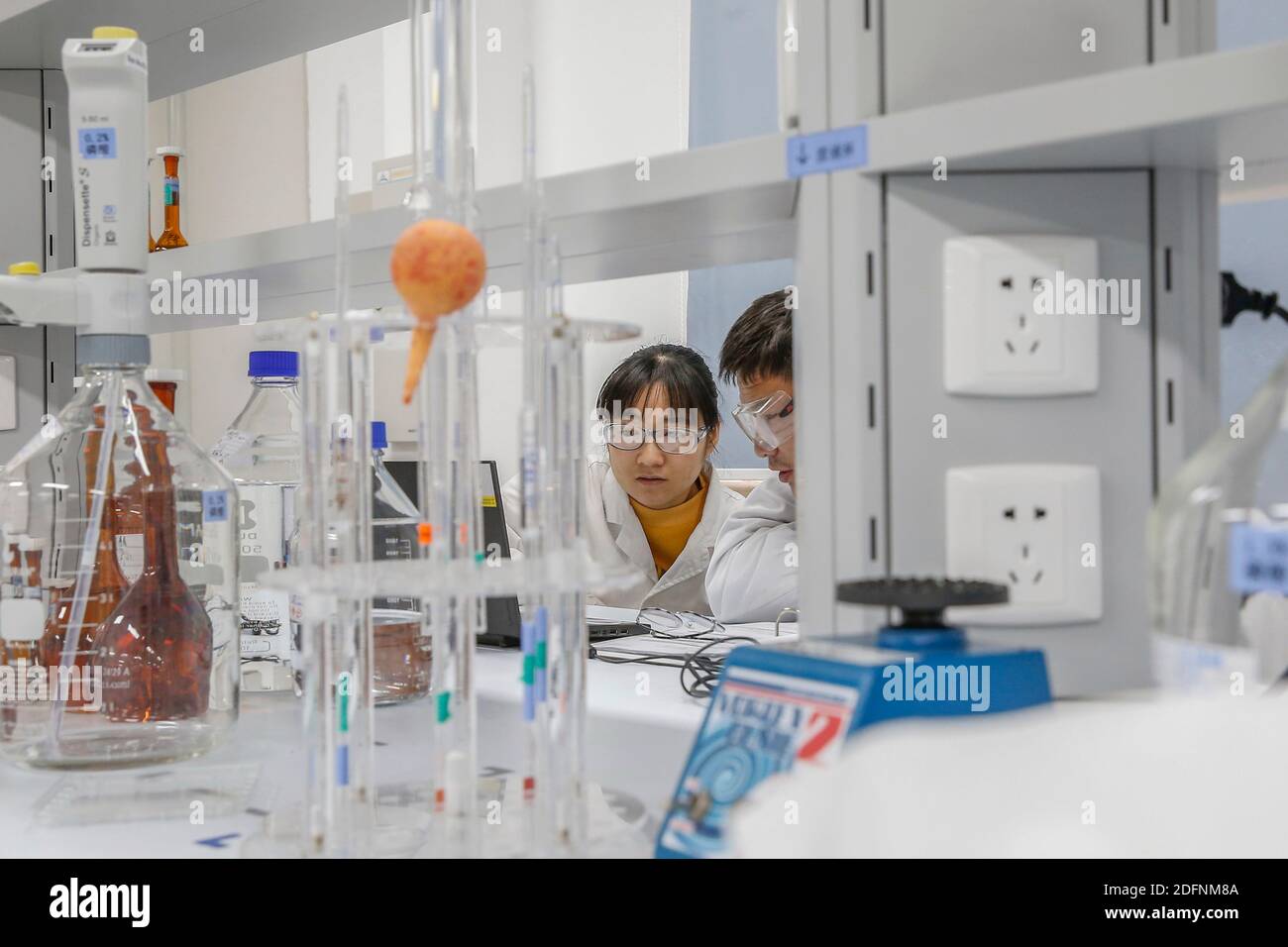 (201206) -- QIDONG, 6 dicembre 2020 (Xinhua) -- i membri del personale lavorano in un laboratorio fisico e chimico presso la Bayer Healthcare Company Limited Qidong Branch a Qidong, nella provincia di Jiangsu, nella Cina orientale, 2 dicembre 2020. Bayer, un'azienda innovativa con competenze fondamentali nel campo dell'assistenza sanitaria e dell'agricoltura, non solo ha rafforzato i propri investimenti nel mercato cinese, ma ha anche approfondito la propria integrazione nello sviluppo economico e sociale della Cina. Come altri investitori stranieri, anche il governo cinese ha riservato alla Bayer lo stesso trattamento, che incoraggia l’innovazione e la cooperazione. L'azienda è stata introduta Foto Stock